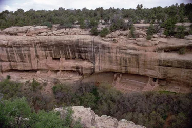 Restos de viviendas en acantilados de indios pueblo, construidas entre los siglos XI y XIV